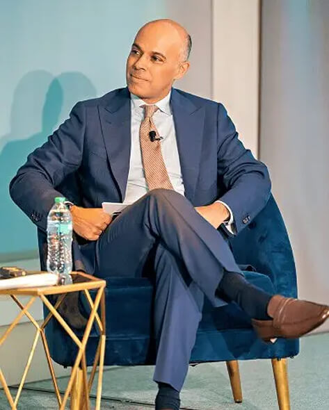 Amit Sevak sentado numa cadeira durante uma palestra.