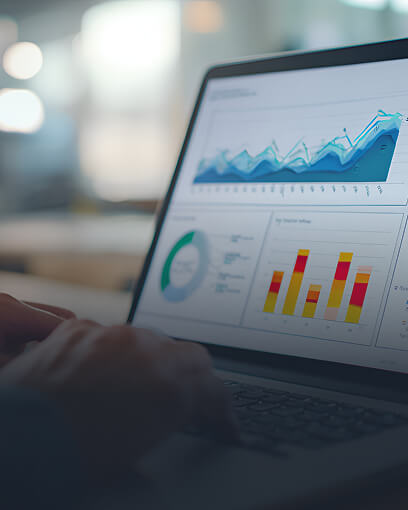Portátil a exibir gráficos de dados e gráficos que representam relatórios de investigação e análises científicas.